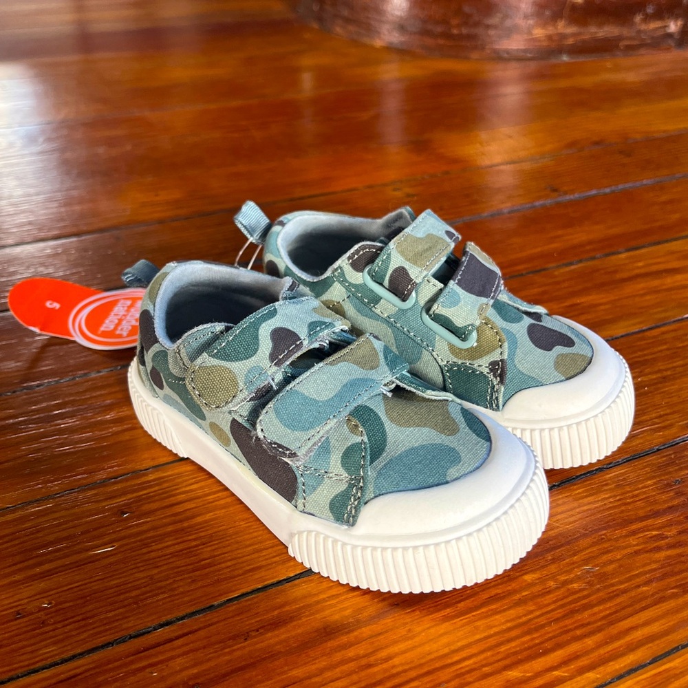 BOYS size 5 sneakers